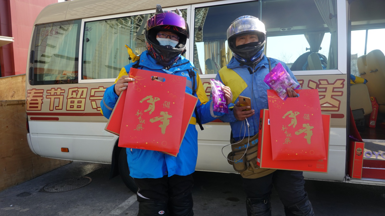 留人又留心 闪送为就地过年闪送员发年货
