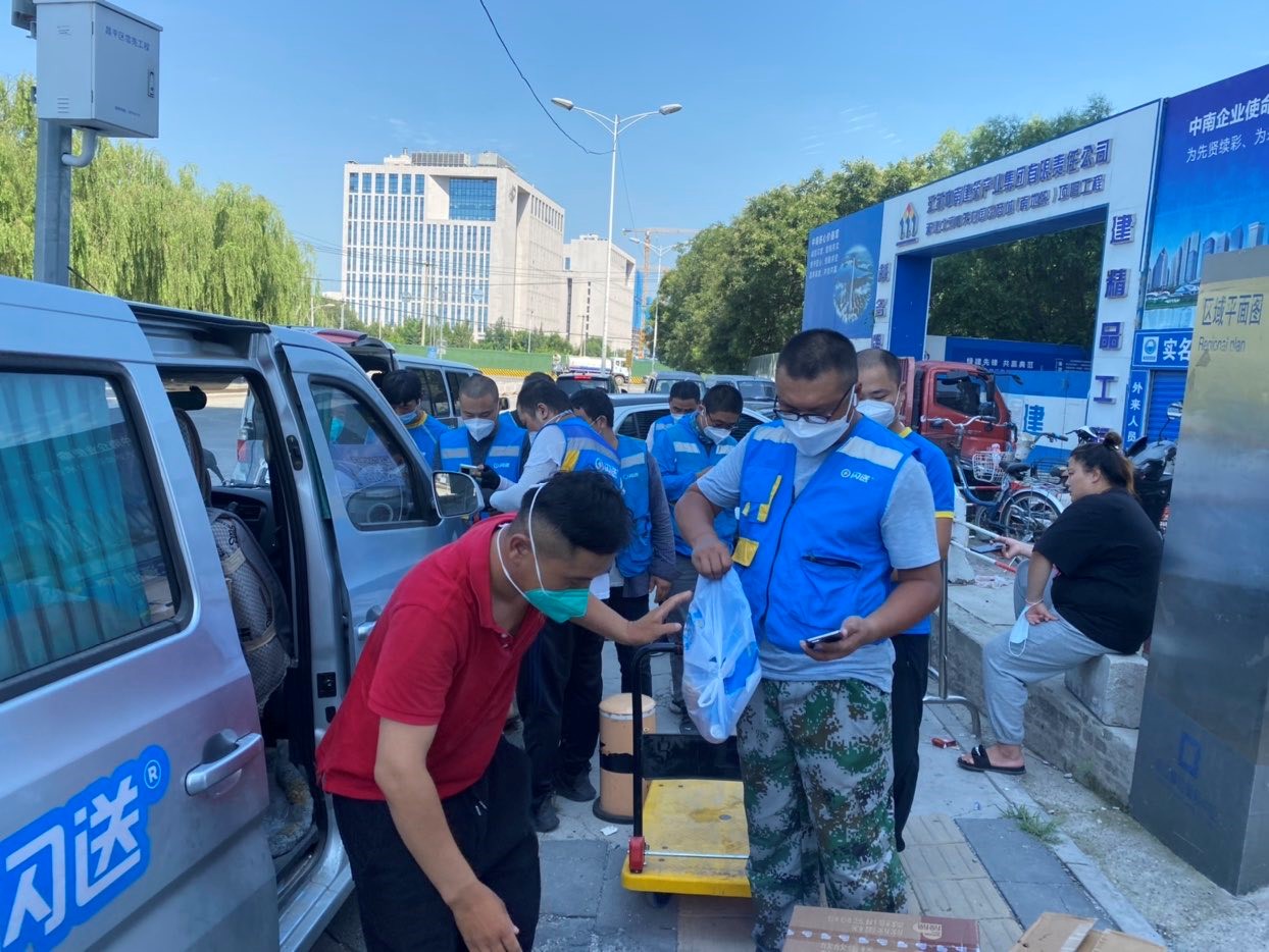 闪送夏日送清凉 为全国多地闪送员发放防暑降温物品