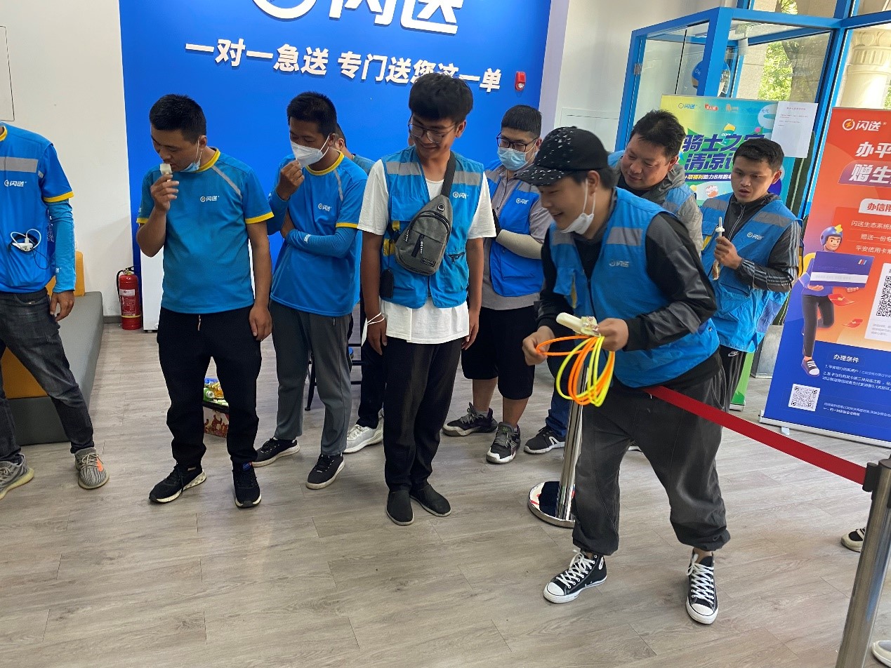 闪送夏日送清凉 为全国多地闪送员发放防暑降温物品